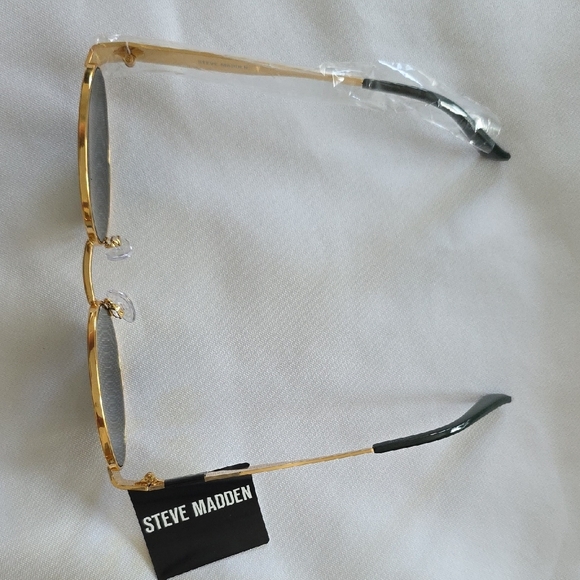 Steve Madden Modern Oval Gold and Black Sunglasses W/ Green Lenses New - Picture 3 of 9
